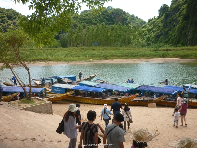 Boat trip to visit Phong Nha Cave